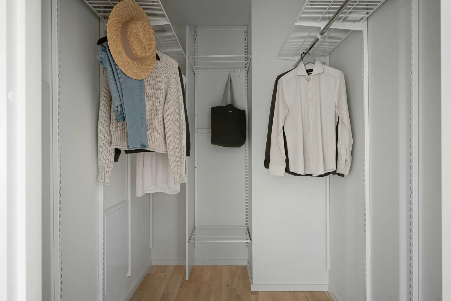 A Comprehensive Guide to Seasonal Minimalist Wardrobes