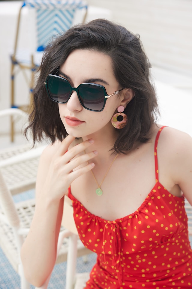 Assessing the Trade-offs of Minimalist and Statement Accessories