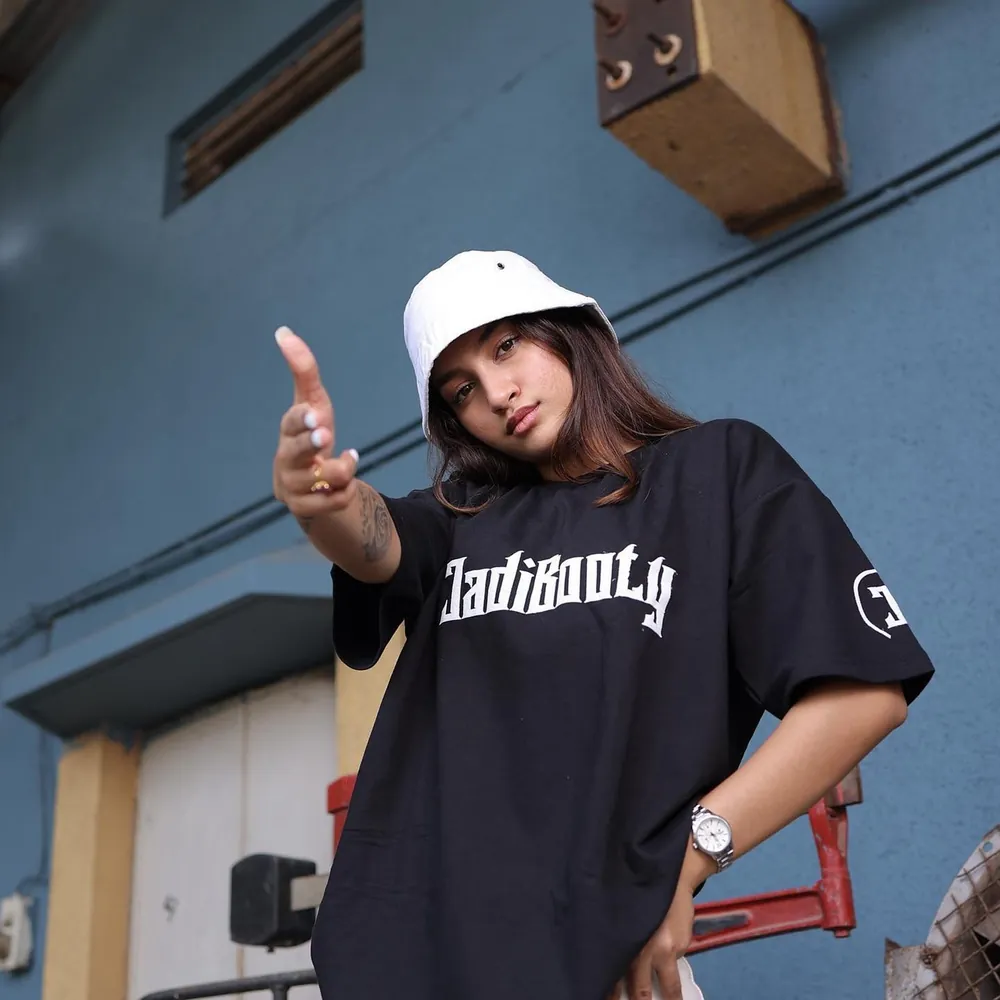 analyzing the comfort levels of oversized versus tailored streetwear